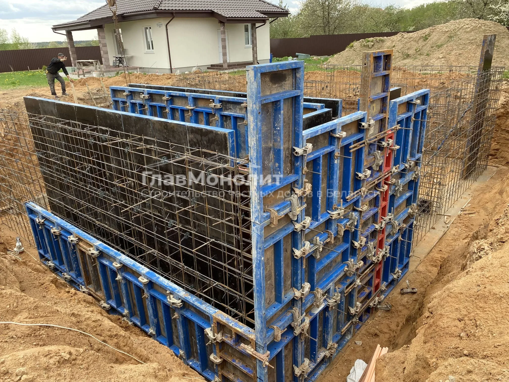 Монолитный цоколь в д. Волковичи — фото 5