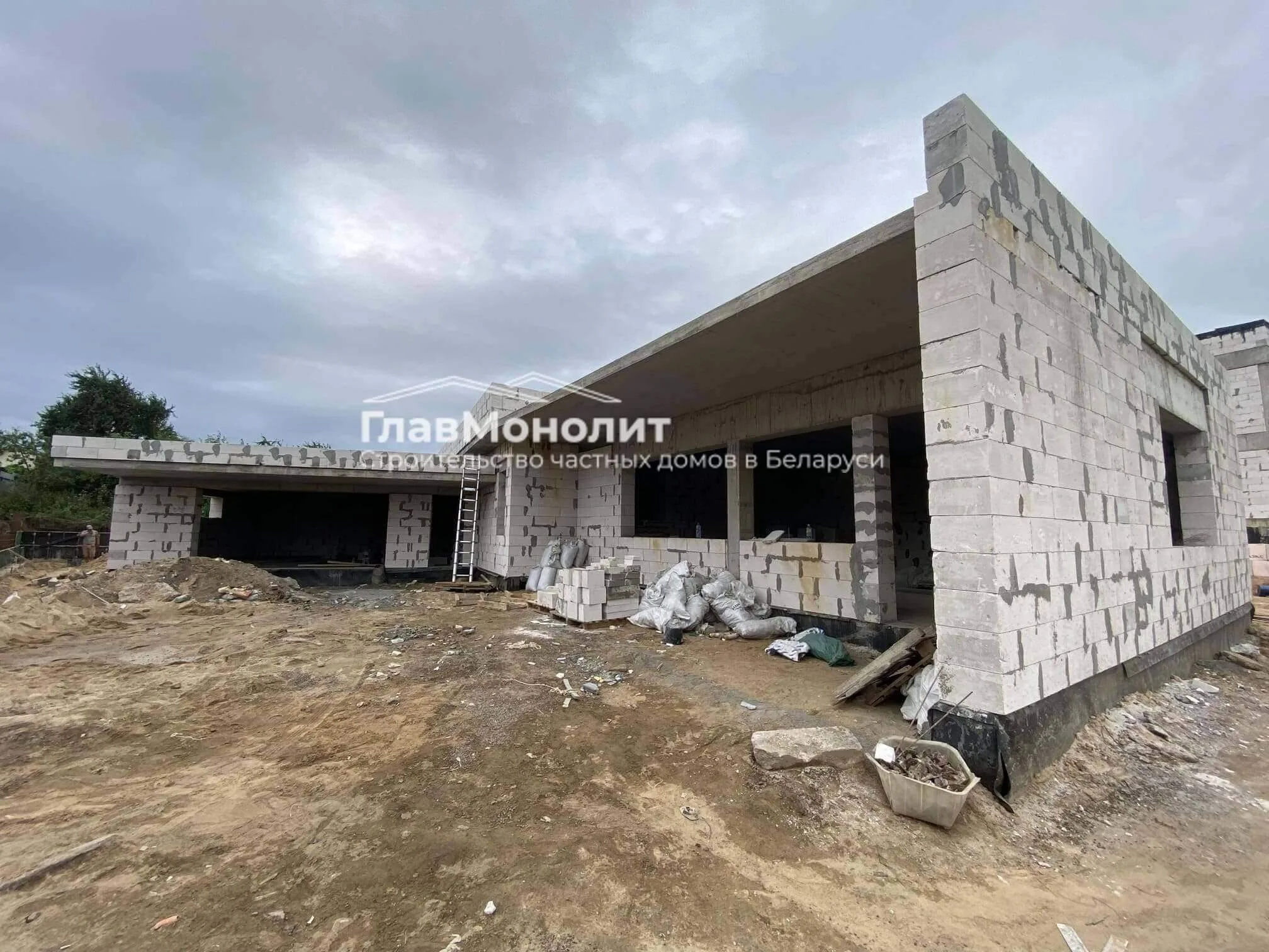 Одноэтажный коттедж из газосиликата с плоской кровлей — фото 20