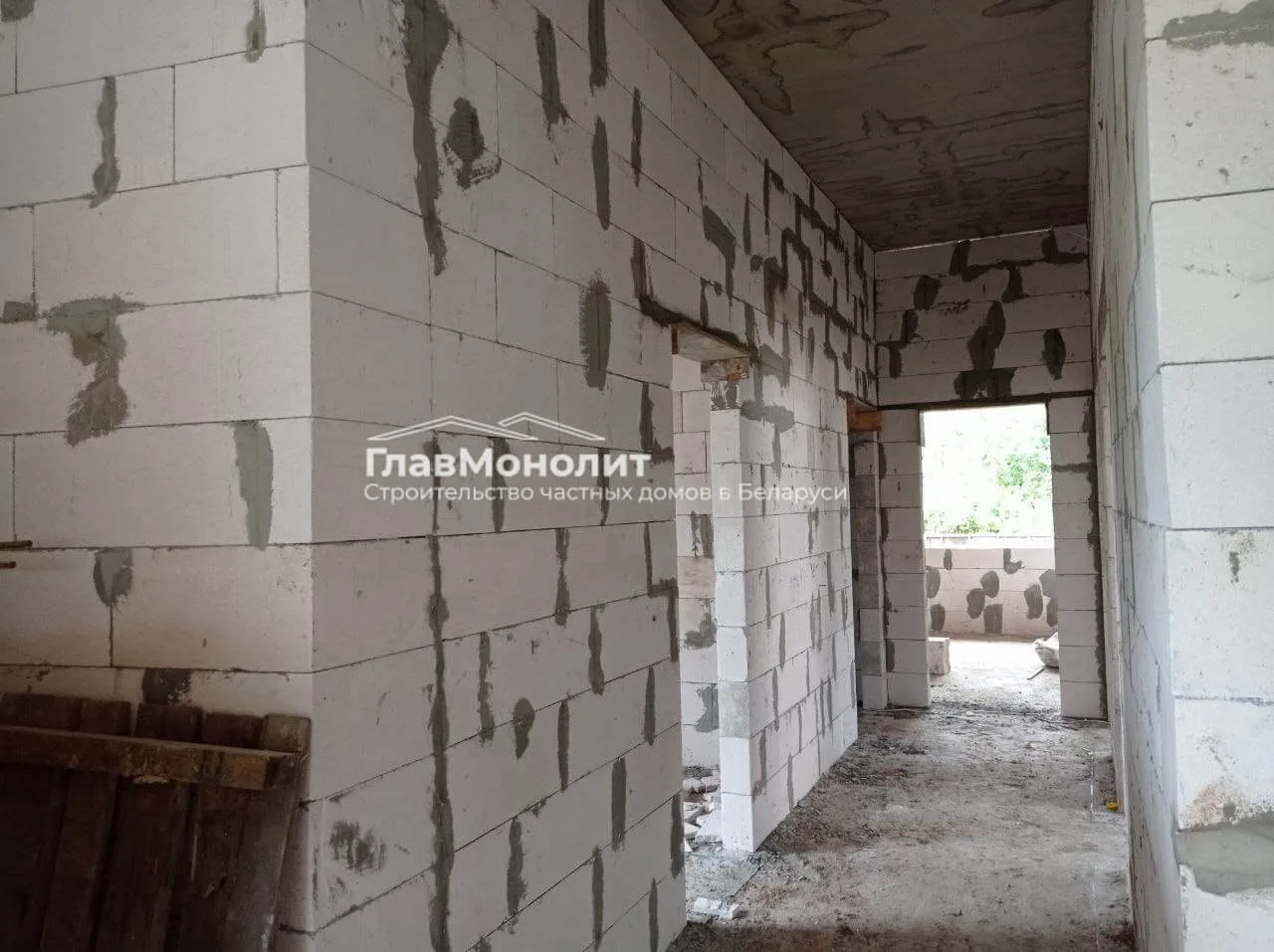 Одноэтажный коттедж из газосиликата с плоской кровлей — фото 25